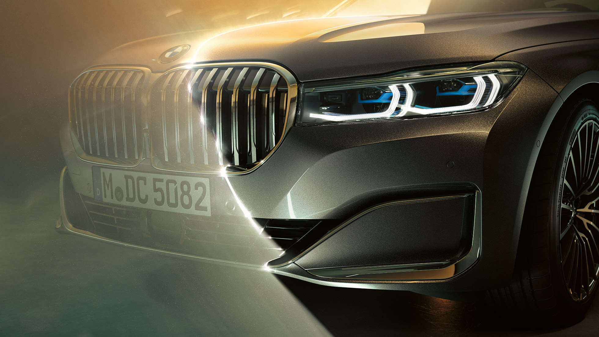 שבכת הכליות ופנסי הלייזר של BMW סידרה 7 BMW סידרה 7: תקריב של החזית, עם שבכת הכליות הגדולה ופנסי הלייזר