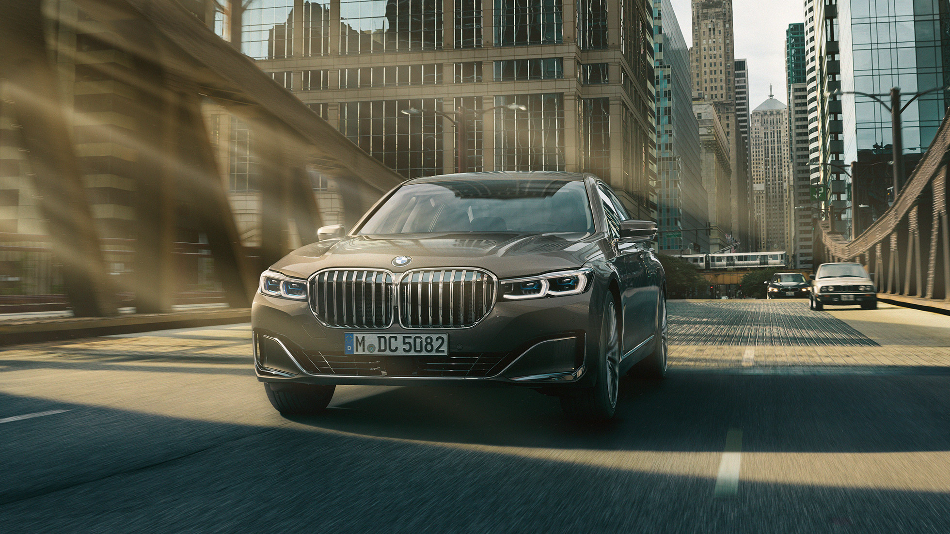 מערכות הסיוע לנהג של BMW סידרה 7 מערכות הסיוע לנהג: BMW סידרה 7 נוסעת על רקע סביבה עירונית