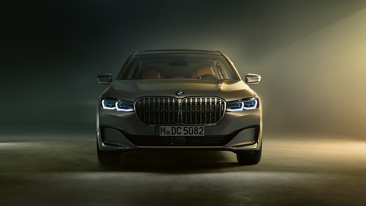BMW סידרה 7 סדאן במבט מהחזית BMW סידרה 7: מבט מהחזית בתאורה עמומה