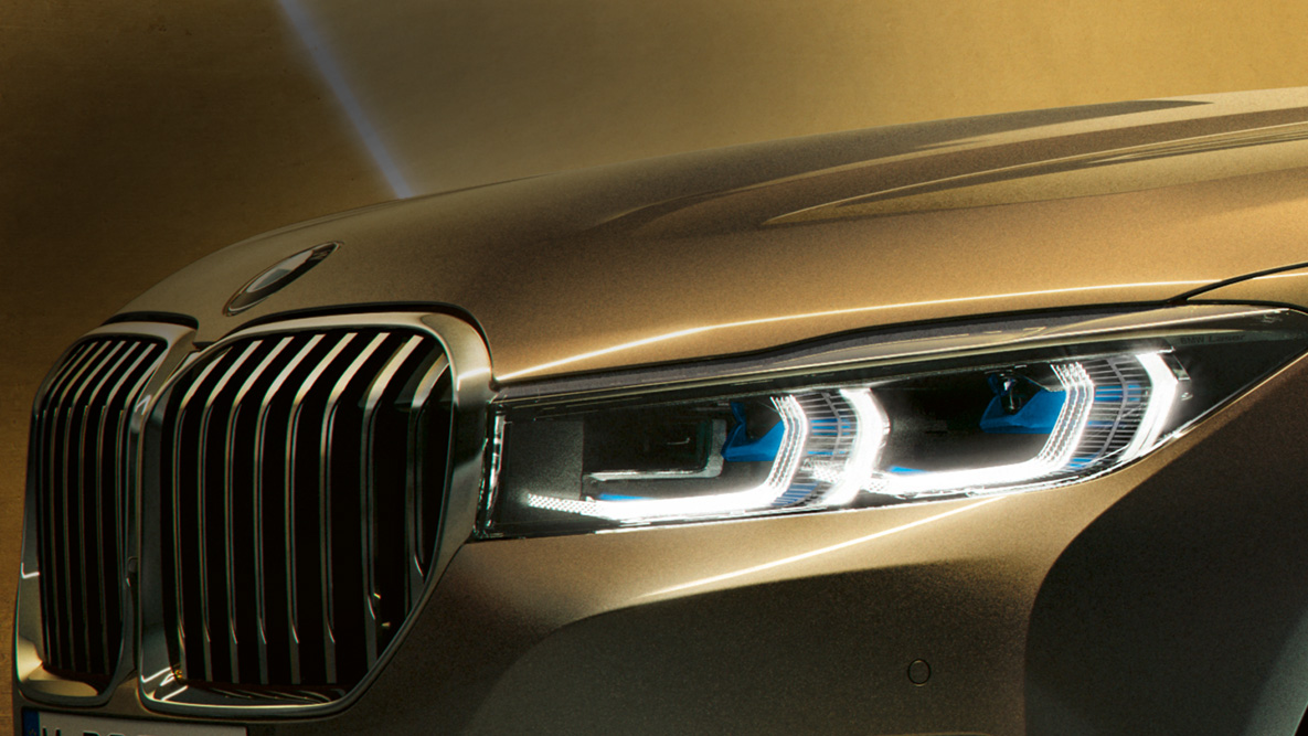 פנסי לייזר ב-BMW סידרה 7 BMW סידרה 7: תקריב על פנסי הלייזר עם אלומות בכחול-לבן