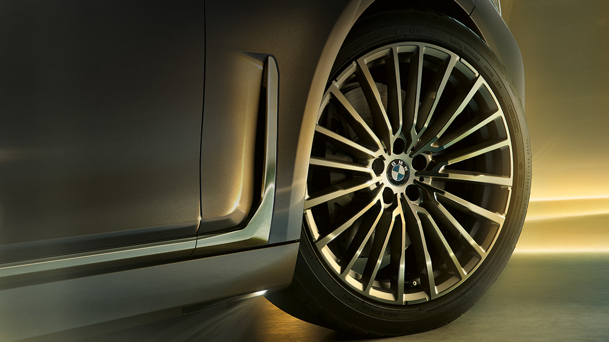 BMW סידרה 7 עם חישוקים בעיצוב multi-spoke BMW סידרה 7: תקריב על החישוקים בעיצוב multi-spoke