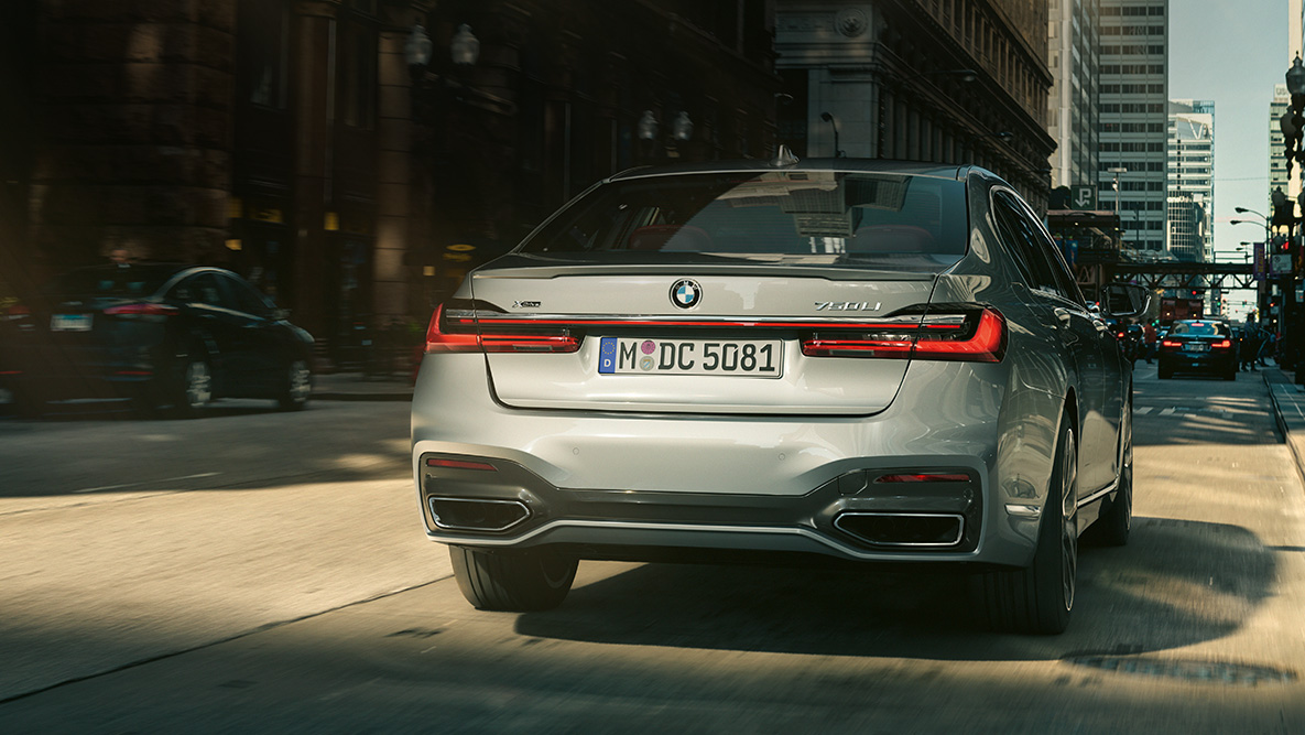 מערכת עזר לנסיעה לאחור ב-BMW סידרה 7 מערכת עזר לנסיעה לאחור של BMW: מבט מאחור על BMW סידרה 7