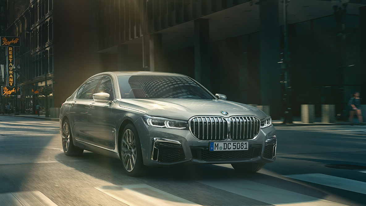חבילת Driving Assistant Professional ב-BMW סידרה 7 חבילת Driving Assistant Professional: מבט חזית-צד על BMW סידרה 7 הנוסעת על רקע סביבה עירונית