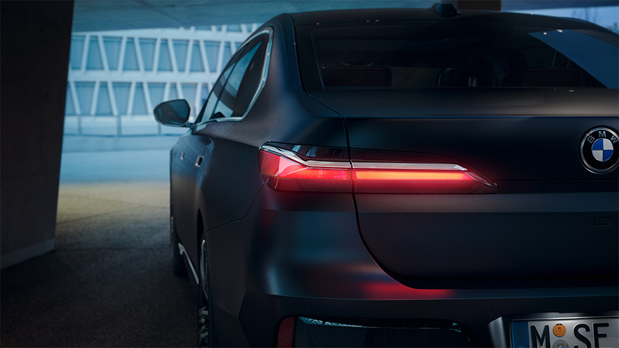 BMW סדרה 7 ICE 740i חבילת M Sport אפור מטאלי Frozen Deep מבט אחורי עם פנס אחורי אדום דולק במנהרה