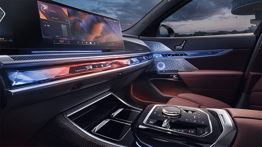 BMW סדרה 7 ICE 740i חבילת M Sport מבט פנימי חלק קדמי פנימי זכוכית בגימור CraftedClarity וצג קמור