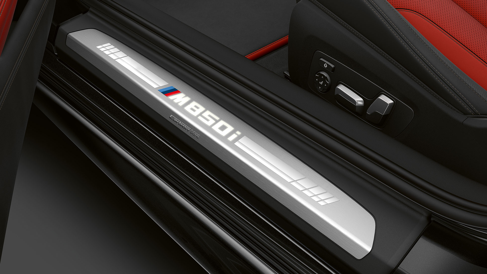 BMW M850i xDrive, צבע Carbon Black מטאלי, סף הדלת. BMW M850i xDrive, צבע Carbon Black מטאלי, סף הדלת.