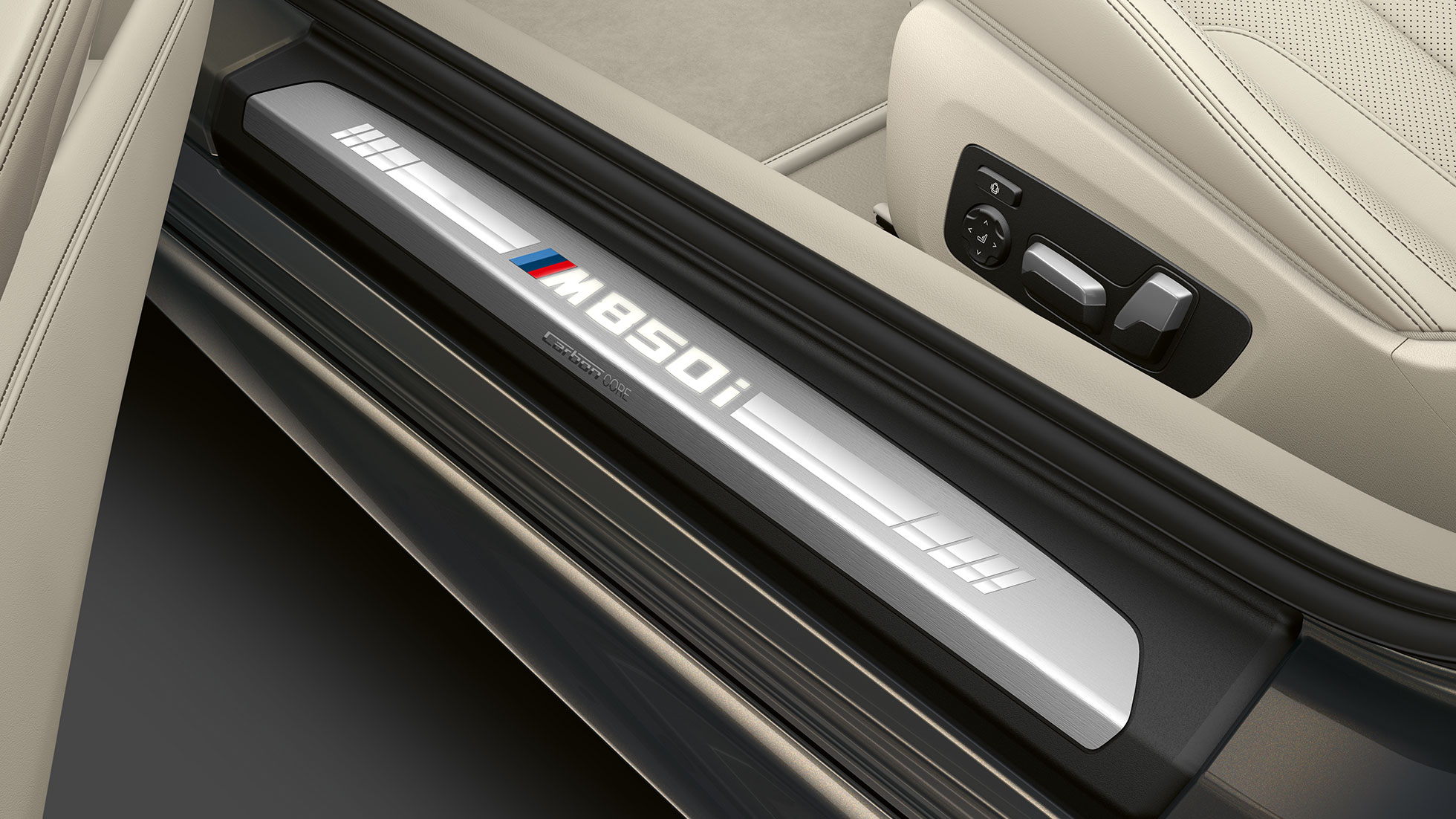 BMW M850i xDrive, צבע Dravit Grey מטאלי, סף הדלת. BMW M850i xDrive, צבע Dravit Grey מטאלי, סף הדלת.
