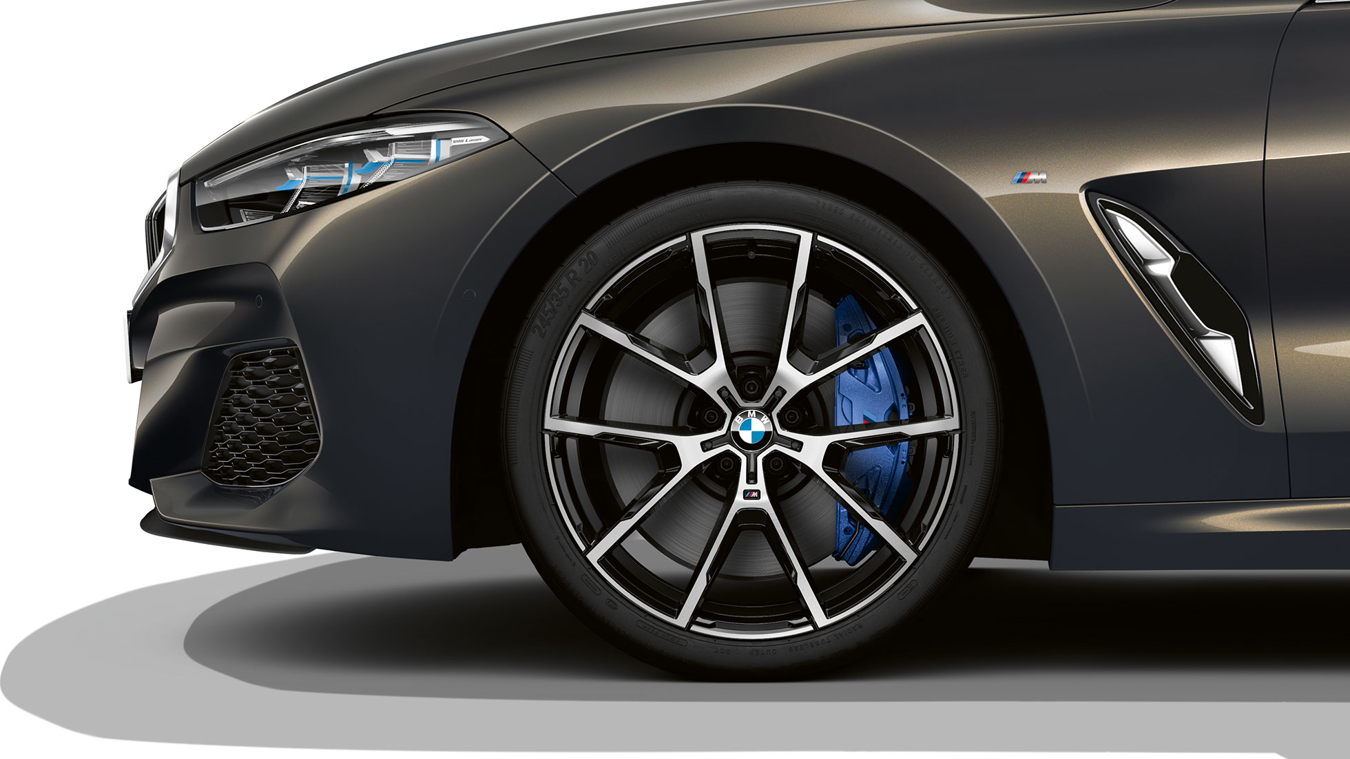 BMW M850i xDrive, צבע Dravit Grey מטאלי, חישוקים מסגסוגת קלה בקוטר 20 אינץ' עם חישורי Y ובעיצוב 728 M. BMW M850i xDrive, צבע Dravit Grey מטאלי, חישוקים מסגסוגת קלה בקוטר 20 אינץ' עם חישורי Y ובעיצוב 728 M.