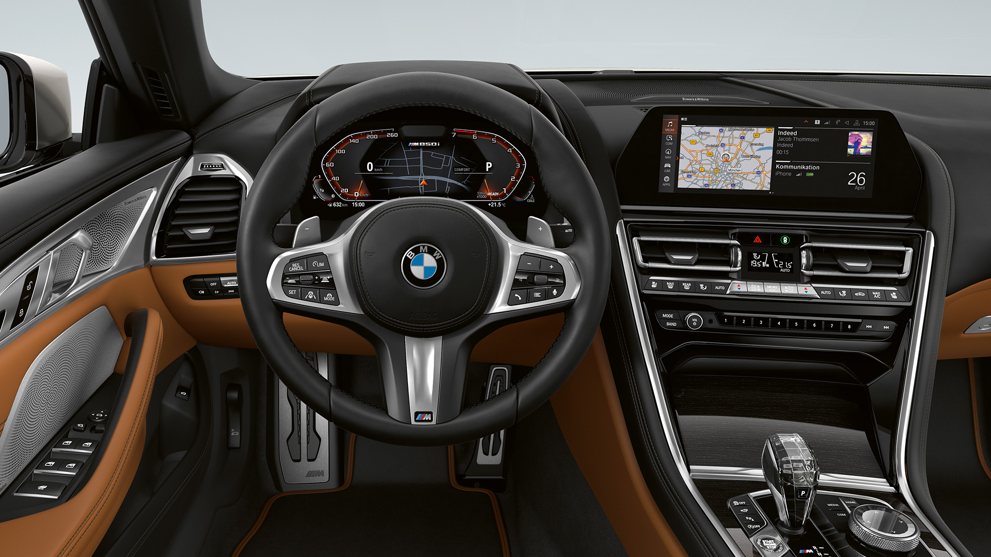 BMW M850i xDrive, צבע Mineral White מטאלי, סביבת הנהג עם גלגל הגה M מצופה עור. BMW M850i xDrive, צבע Mineral White מטאלי, סביבת הנהג עם גלגל הגה M מצופה עור.