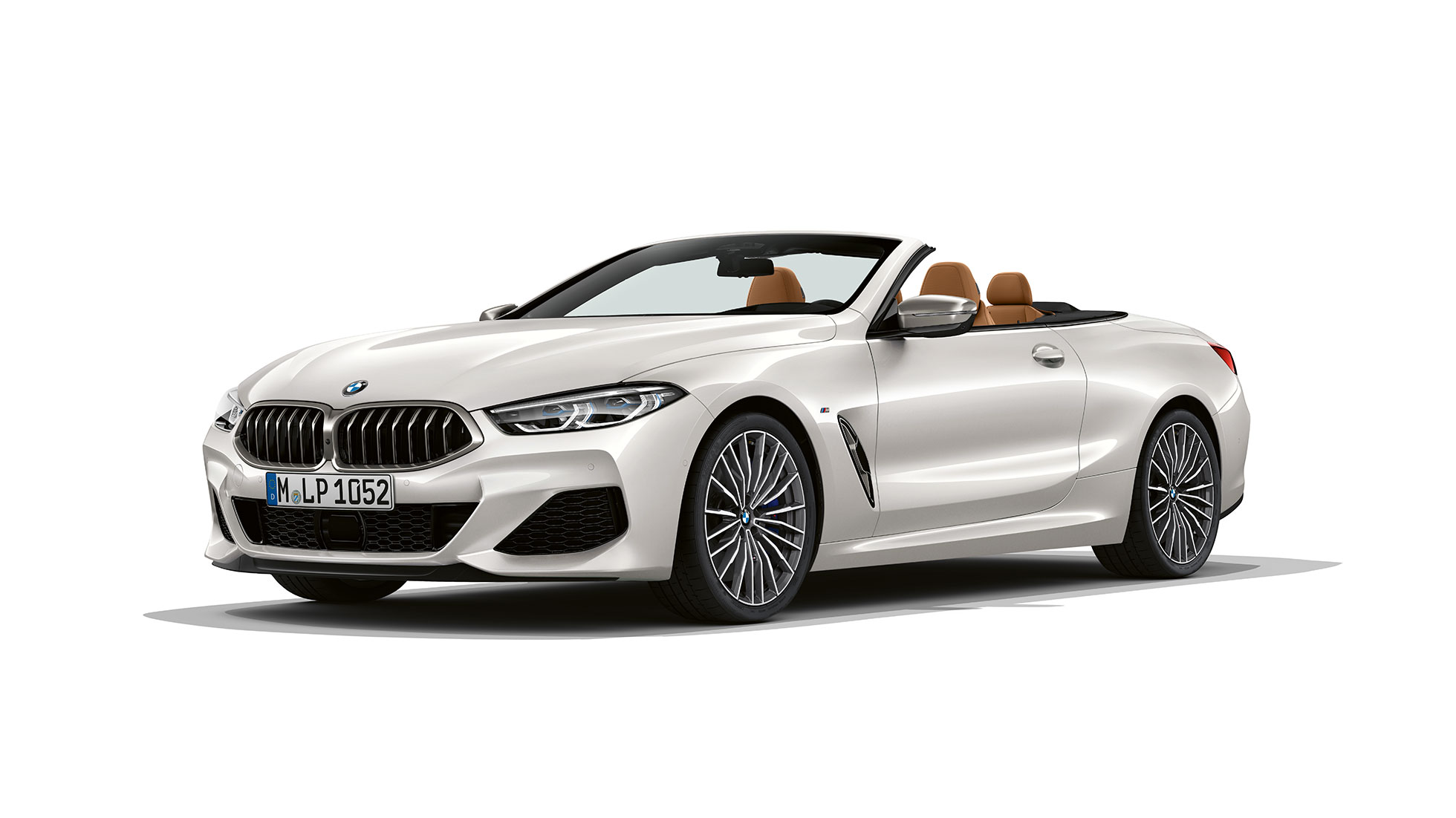 BMW M850i xDrive, צבע Mineral White מטאלי, מבט חזית-צד. BMW M850i xDrive, צבע Mineral White מטאלי, מבט חזית-צד.