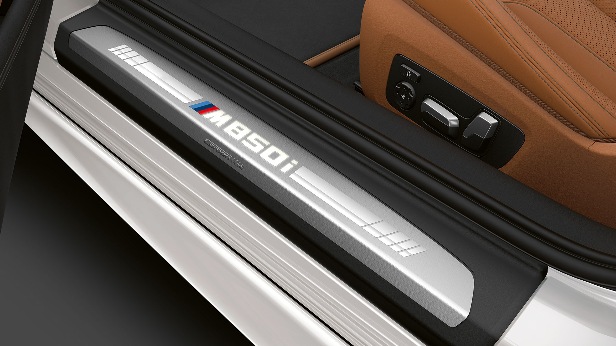 BMW M850i xDrive, צבע Mineral White מטאלי, סף הדלת. BMW M850i xDrive, צבע Mineral White מטאלי, סף הדלת.