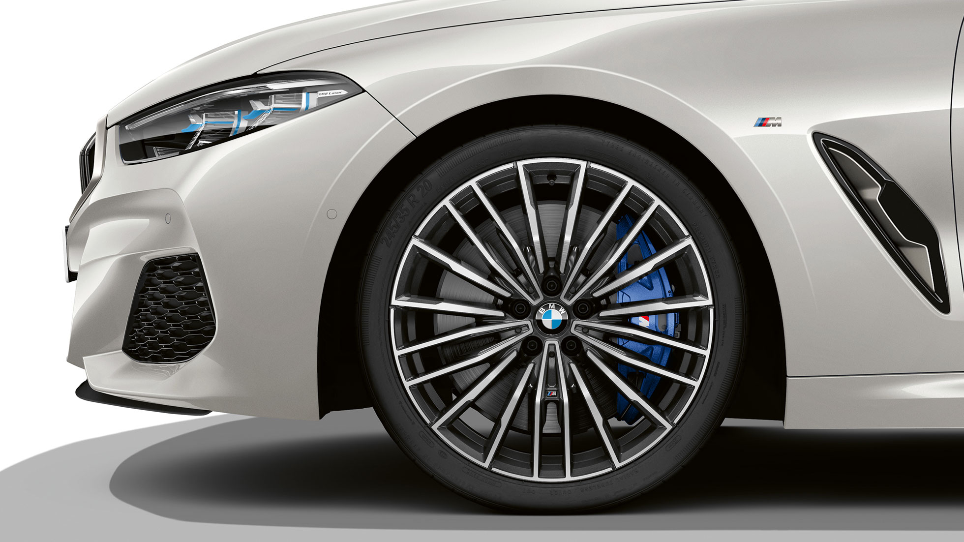 BMW M850i xDrive, צבע Mineral White מטאלי, חישוקים מסגסוגת קלה בקוטר 20 אינץ' בעיצוב מרובה חישורים 729 M. BMW M850i xDrive, צבע Mineral White מטאלי, חישוקים מסגסוגת קלה בקוטר 20 אינץ' בעיצוב מרובה חישורים 729 M.