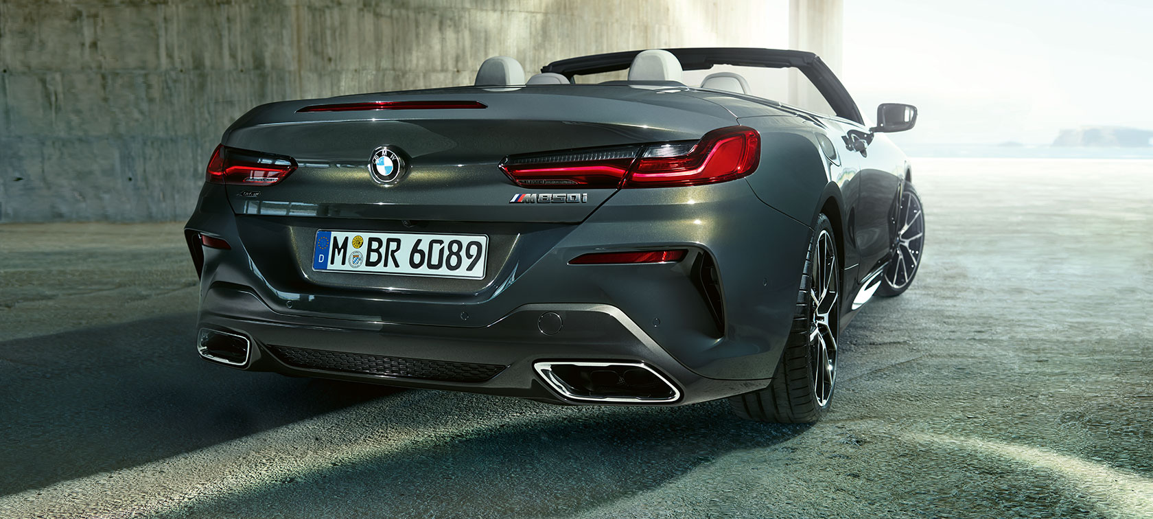 BMW M850i xDrive בצבע Dravit Grey מטאלי, מבט אחור-צד. BMW M850i xDrive בצבע Dravit Grey מטאלי, מבט אחור-צד.