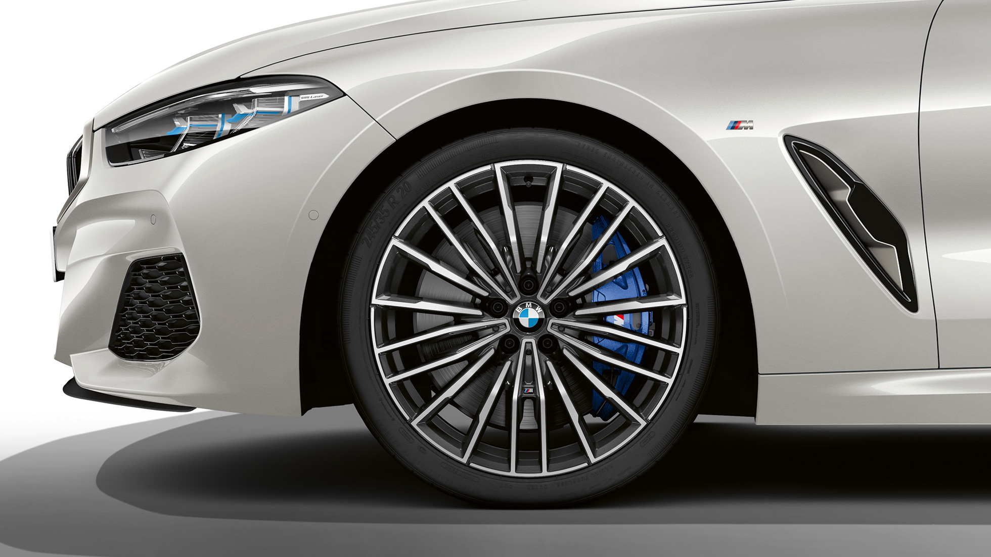 BMW M850i xDrive, חישוקים מסגסוגת קלה בקוטר 20 אינץ' בעיצוב מרובה חישורים 729 M. BMW M850i xDrive, חישוקים מסגסוגת קלה בקוטר 20 אינץ' בעיצוב מרובה חישורים 729 M.
