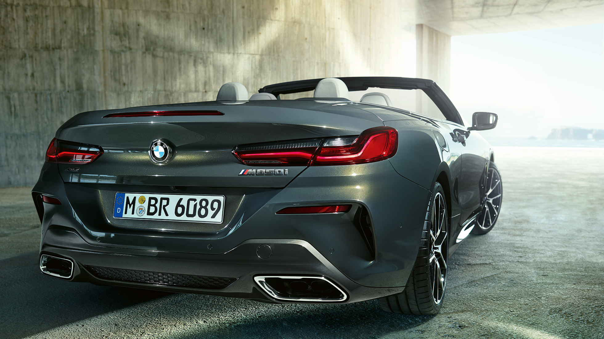 BMW M850i xDrive בצבע Dravit Grey מטאלי, מבט מצד ימין על החלק האחורי. BMW M850i xDrive בצבע Dravit Grey מטאלי, מבט מצד ימין על החלק האחורי.