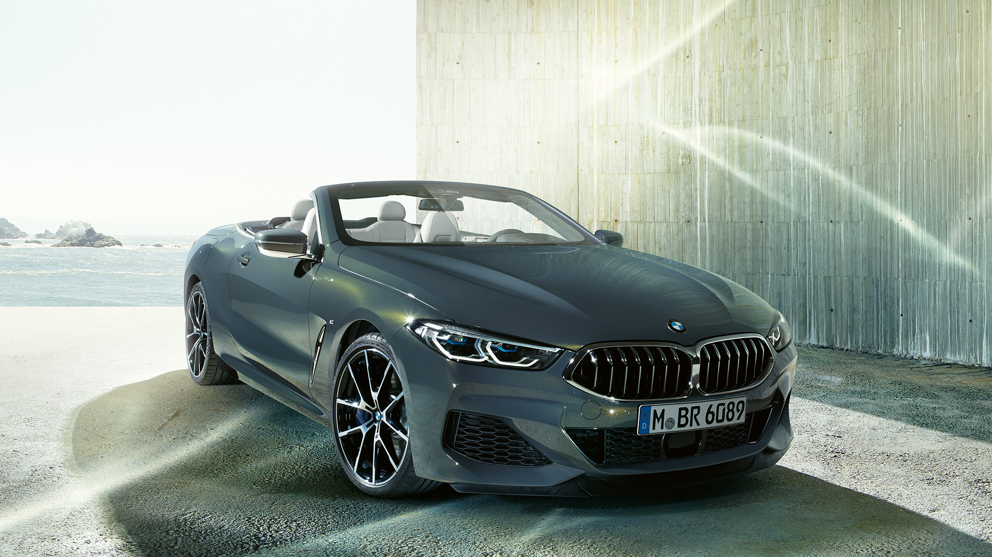BMW M850i xDrive בצבע Dravit Grey מטאלי, מבט מצד שמאל על החזית. BMW M850i xDrive בצבע Dravit Grey מטאלי, מבט מצד שמאל על החזית.