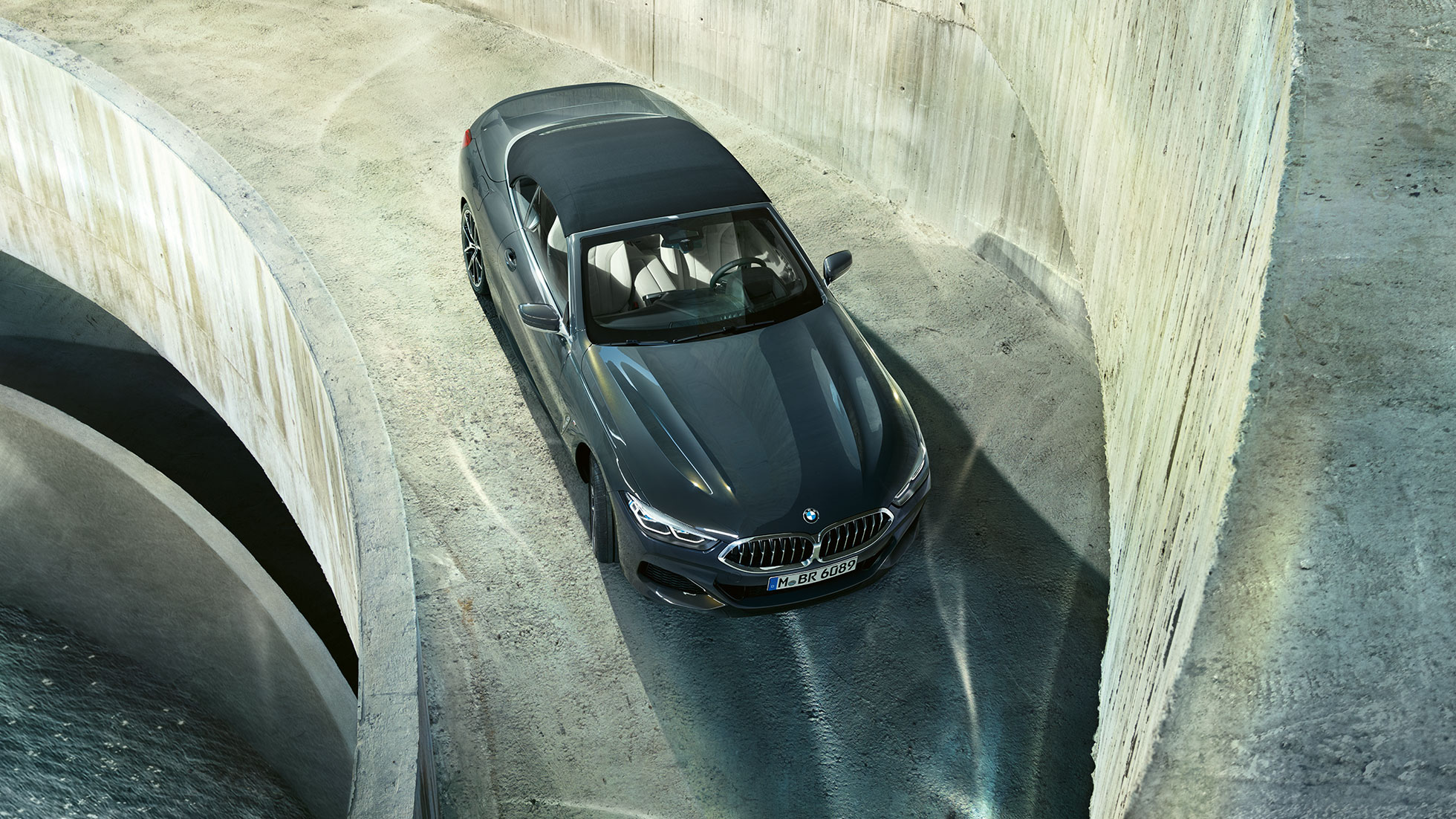 BMW M850i xDrive בצבע Dravit Grey מטאלי עם גג רך שחור, במבט ממעוף הציפור. BMW M850i xDrive בצבע Dravit Grey מטאלי עם גג רך שחור, במבט ממעוף הציפור.