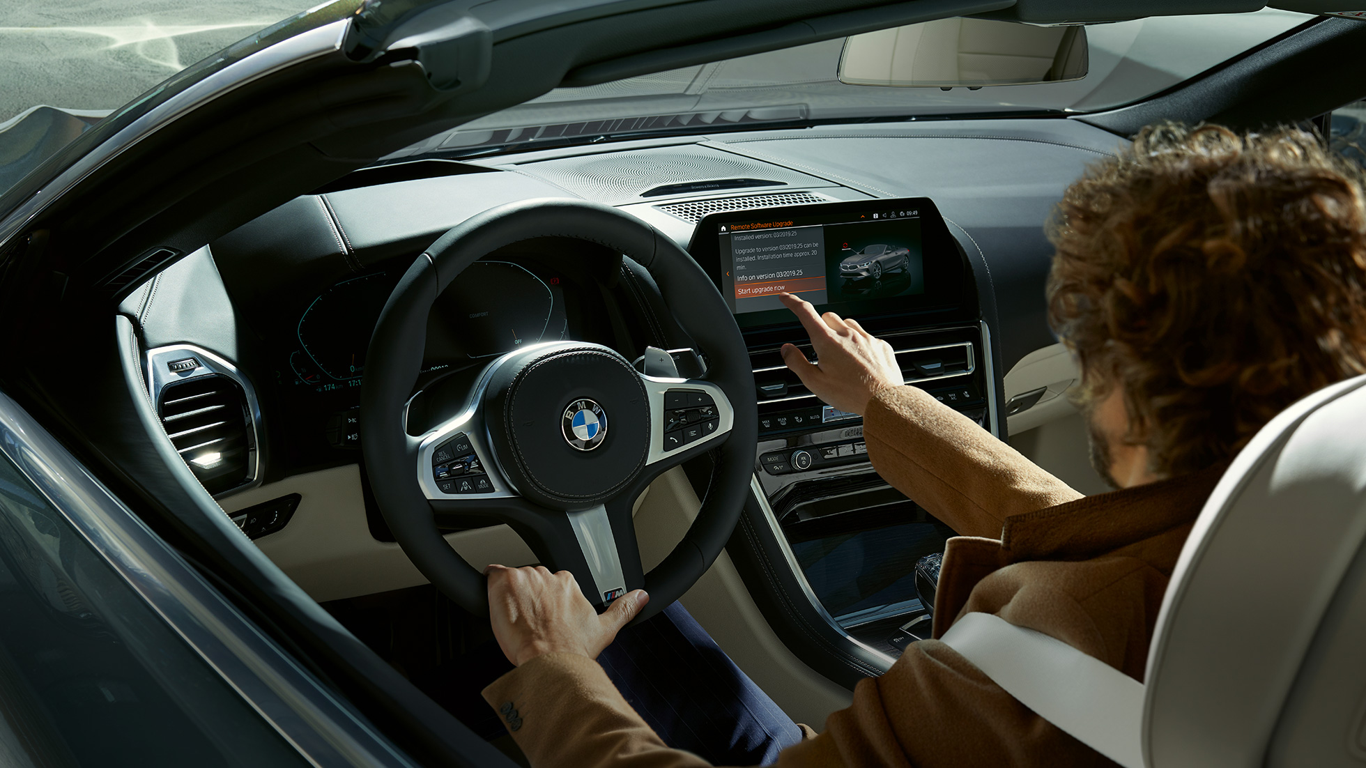 BMW M850i xDrive, נהג מפעיל את מערכת Live Cockpit Professional של BMW באמצעות צג המגע. BMW M850i xDrive, נהג מפעיל את מערכת Live Cockpit Professional של BMW באמצעות צג המגע.