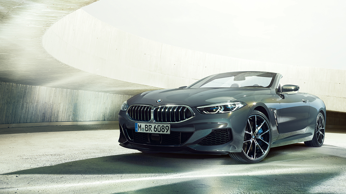 BMW M850i xDrive בצבע Dravit Grey מטאלי, מבט מצד ימין על החזית. BMW M850i xDrive בצבע Dravit Grey מטאלי, מבט מצד ימין על החזית.
