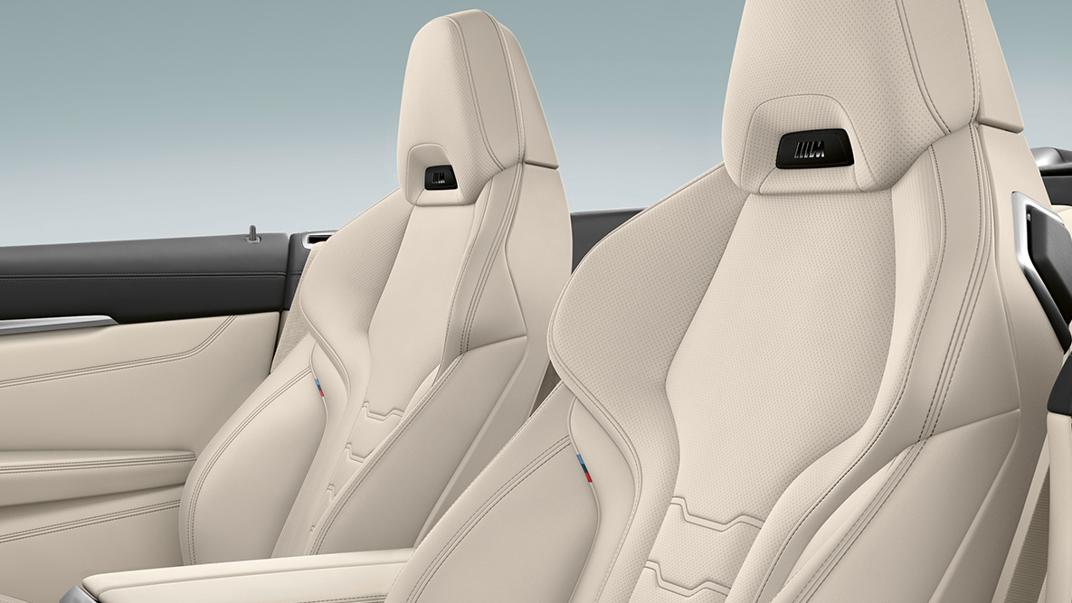 BMW M850i xDrive, מושבים מרובי תפקודים בריפוד עור ‘Merino’, צבע Ivory White, עם קולר אוויר. BMW M850i xDrive, מושבים מרובי תפקודים בריפוד עור ‘Merino’, צבע Ivory White, עם קולר אוויר.
