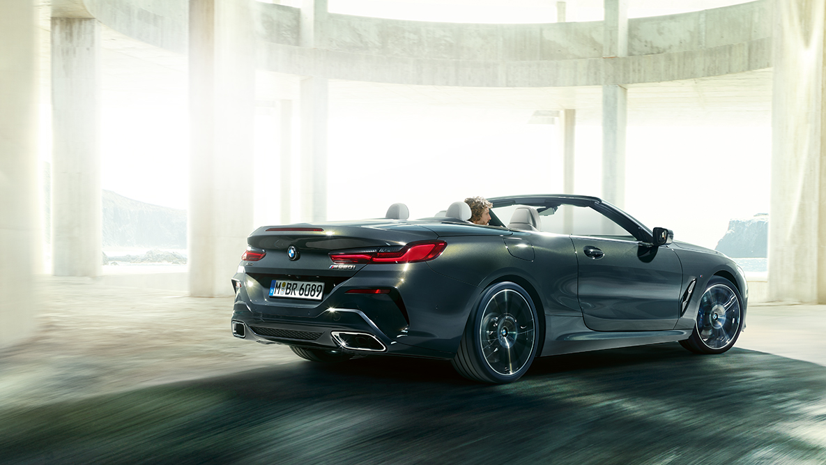 BMW M850i xDrive עם גג רך פתוח, נוסעת, מבט צד. BMW M850i xDrive עם גג רך פתוח, נוסעת, מבט צד.
