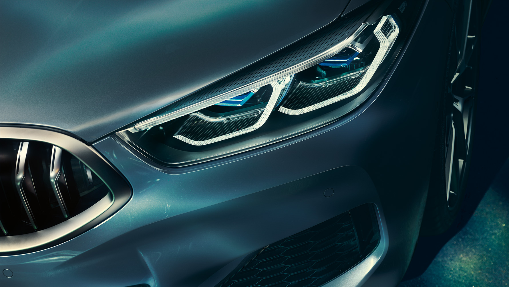 BMW סידרה 8, תאורת לייזר. תקריב על תאורת הלייזר בחזית של BMW סידרה 8 קופה.