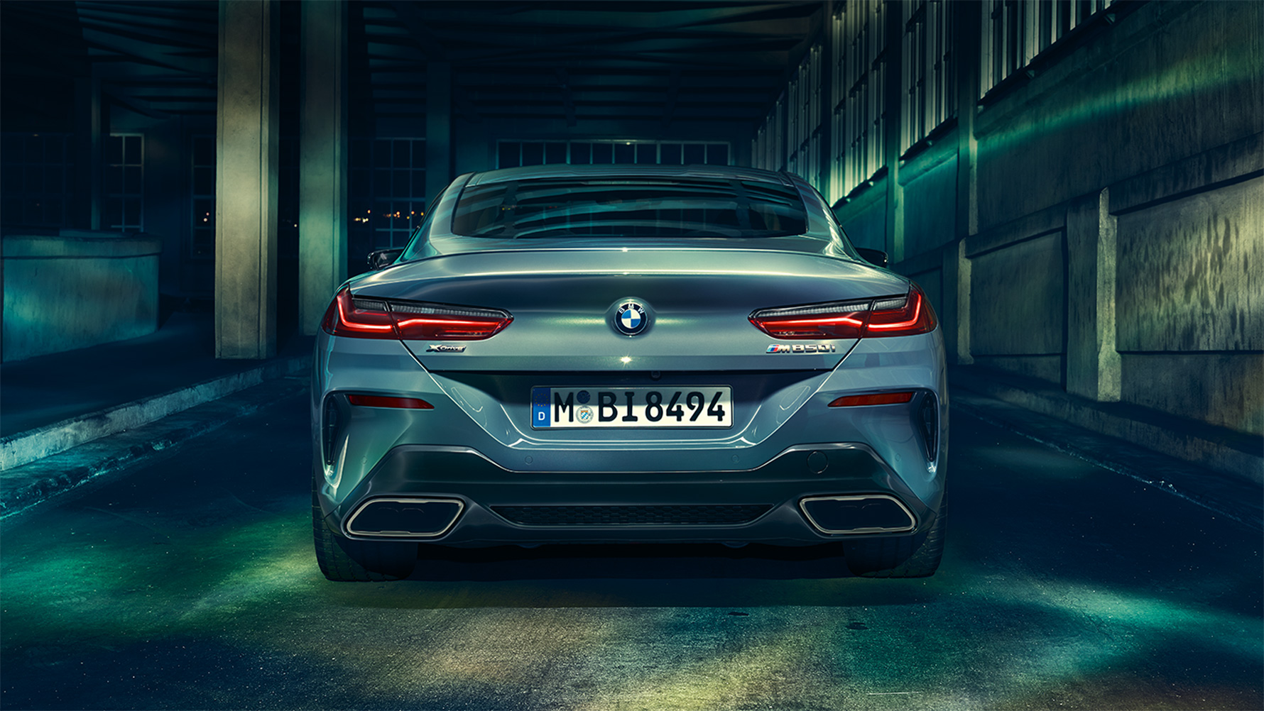 BMW סידרה 8 קופה, מבט מאחור מבט מאחור על BMW סידרה 8 קופה בלילה, בסביבה עירונית.