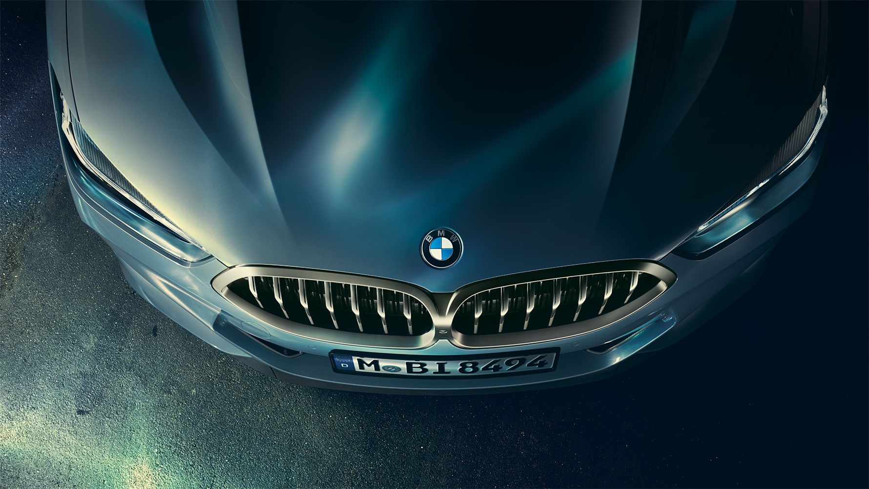BMW סידרה 8 קופה, מכסה תא המנוע תקריב על מכסה תא המנוע של BMW סידרה 8 קופה, במבט על ממעוף הציפור.