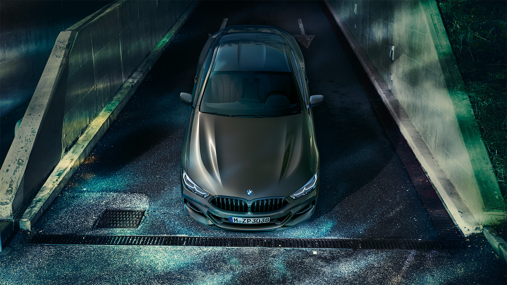 תצלום סטילס במבט חזית של BMW סידרה 8 קופה עם אבזור של BMW Individual בלילה, בסביבה עירונית. תצלום סטילס במבט חזית של BMW סידרה 8 קופה עם אבזור של BMW Individual בלילה, בסביבה עירונית.