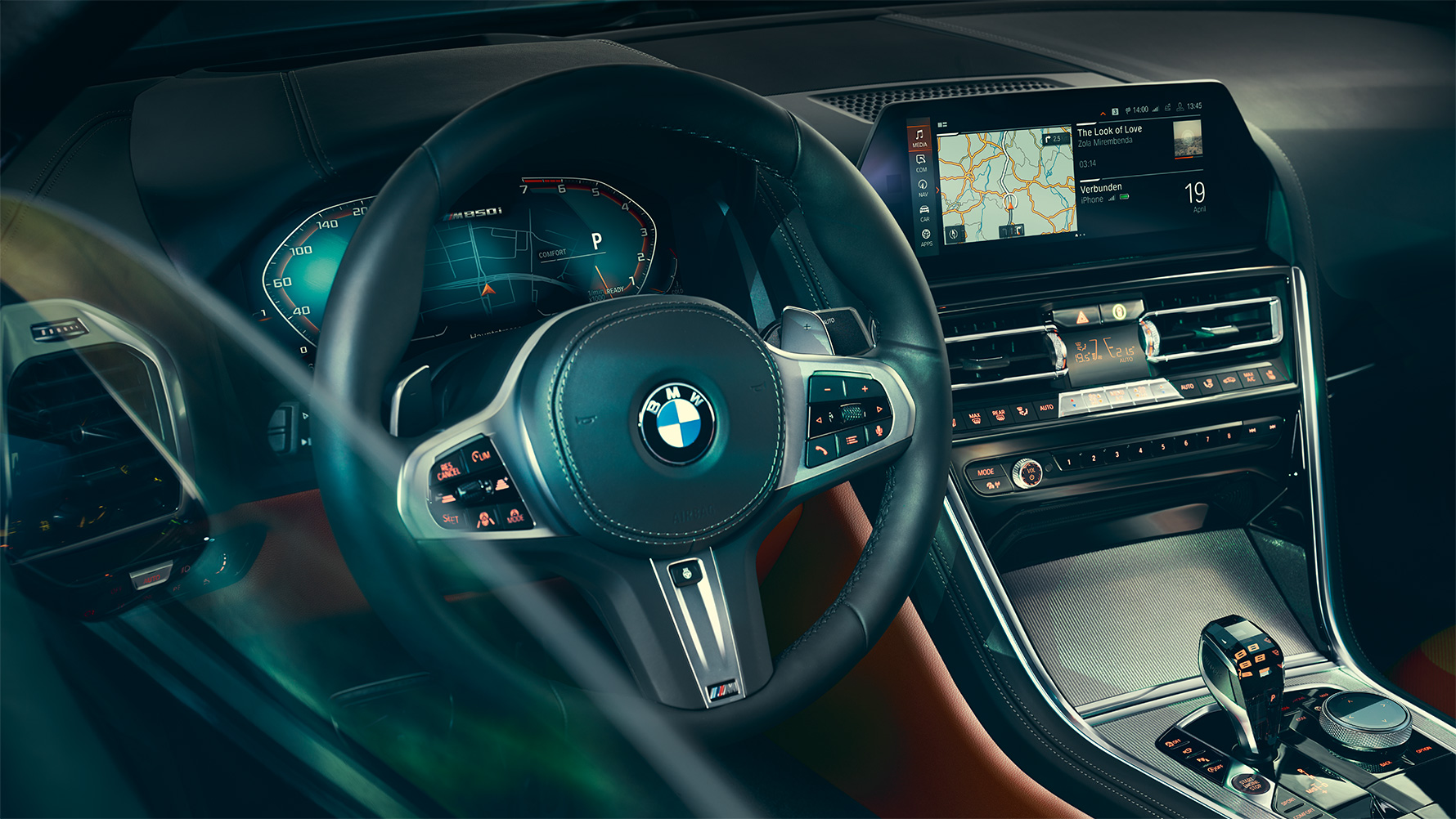 BMW סידרה 8 קופה, סביבת הנהג תקריב על תא הנוסעים של BMW סידרה 8 קופה, התמקדות בגלגל ההגה.