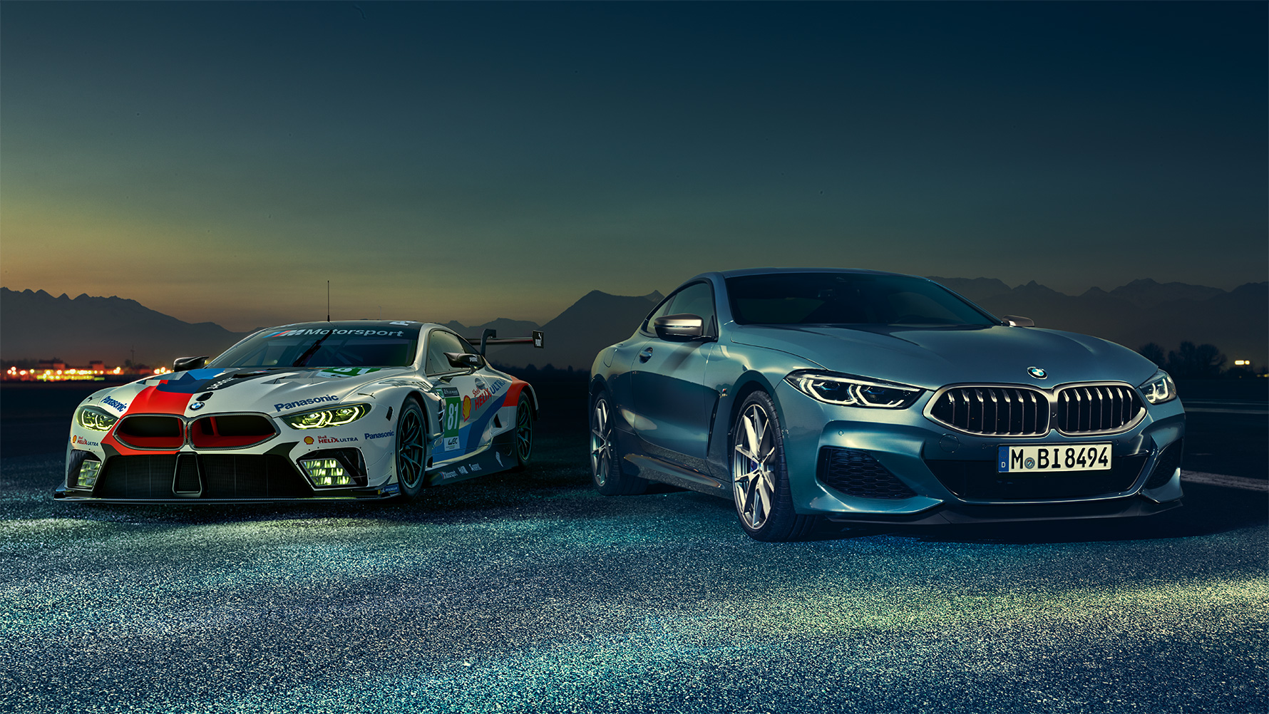 תצלום סטילס של BMW סידרה 8 קופה ו-M8 GTE. תצלום סטילס של BMW סידרה 8 קופה ו-M8 GTE בלילה, בסביבה עירונית.