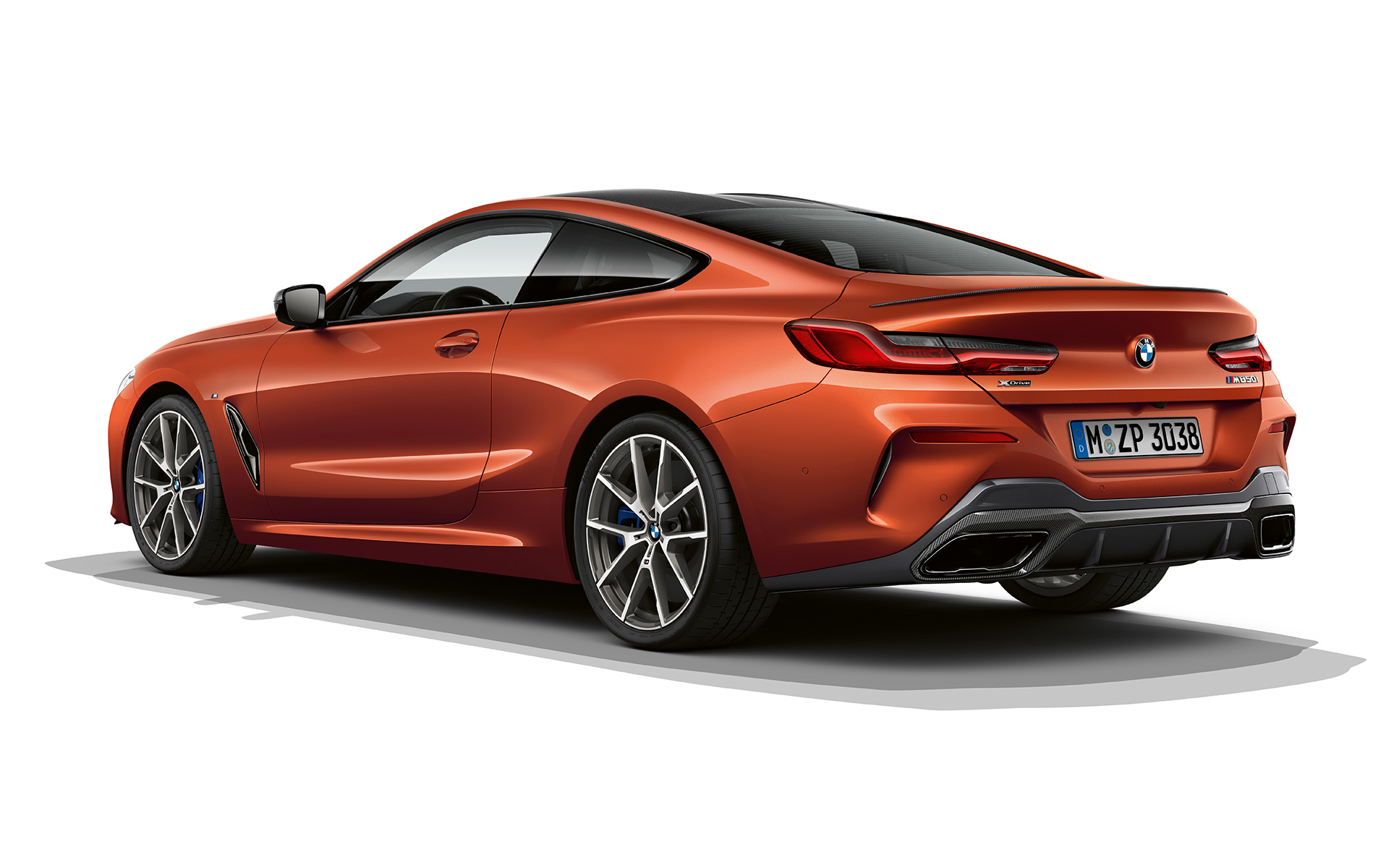 BMW סידרה 8 קופה, צבע Sunset Orange מטאלי תצלום סטילס של BMW סידרה 8 קופה בצבע Sunset Orange מטאלי על רקע לבן.