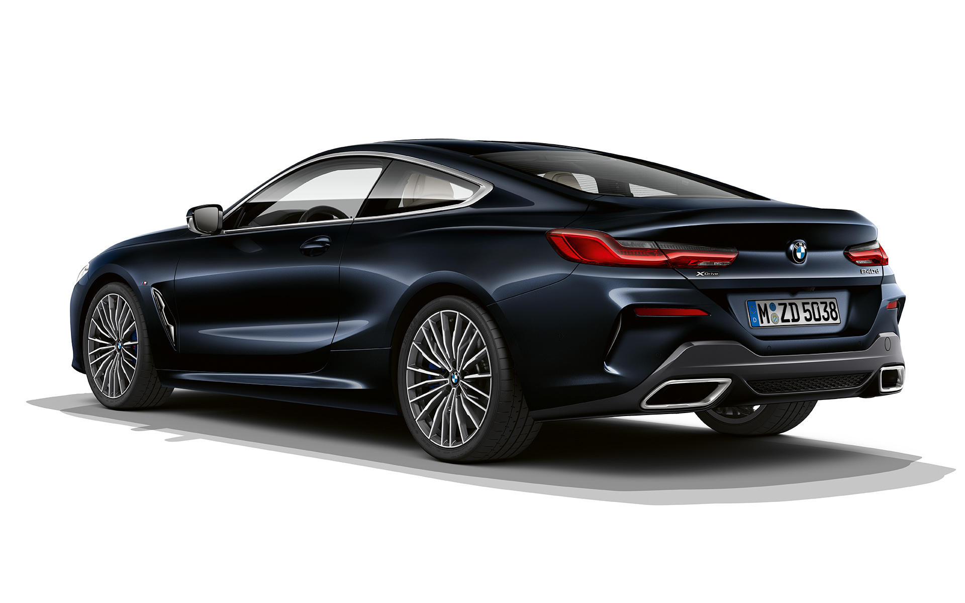 BMW סידרה 8 קופה, צבע שחור פחמן מטאלי תצלום סטילס של BMW סידרה 8 קופה בצבע שחור פחמן מטאלי על רקע לבן.