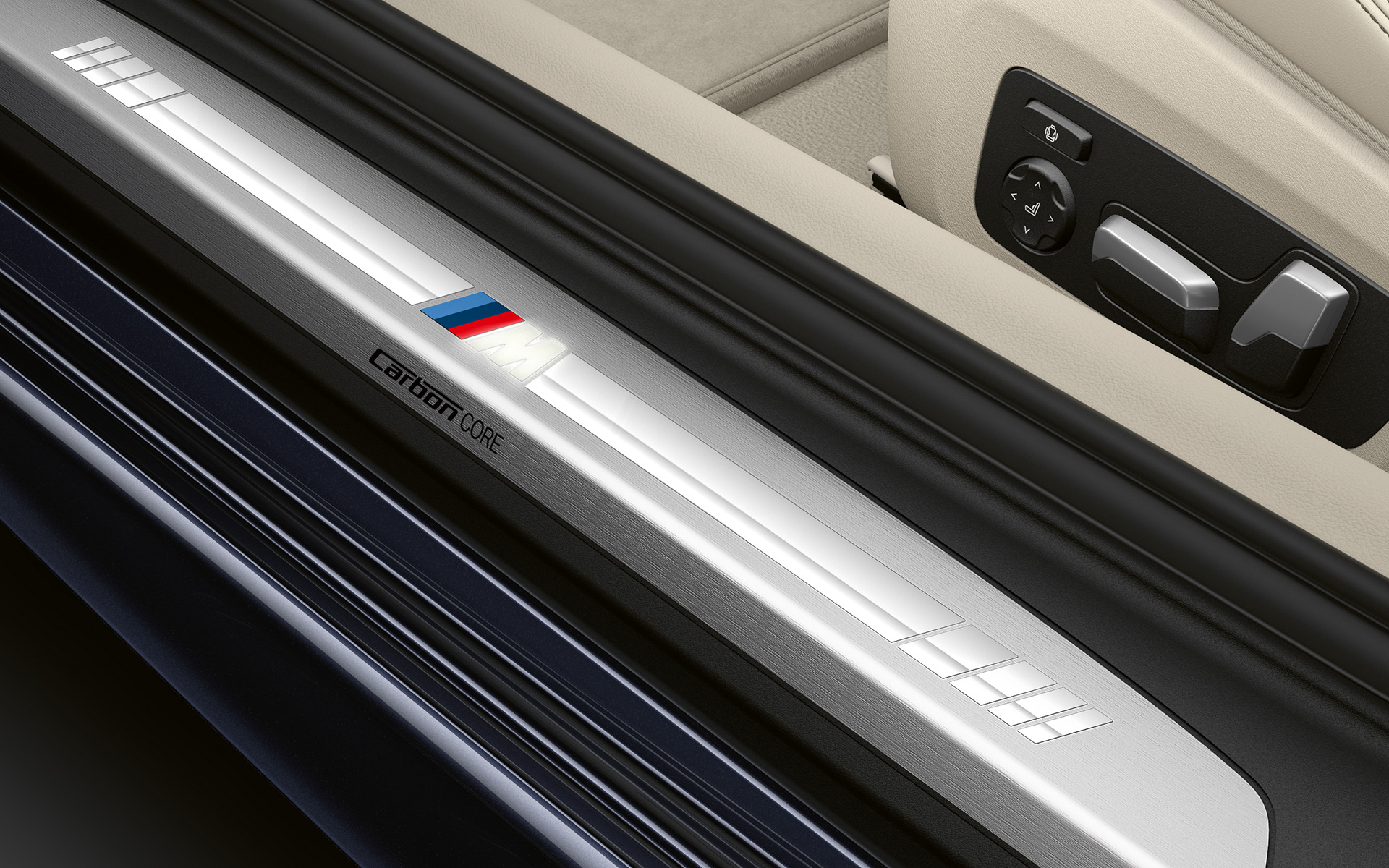 BMW סידרה 8 קופה, סף דלת עם לוגו M תקריב על סף הדלת של BMW סידרה 8 קופה עם לוגו M.