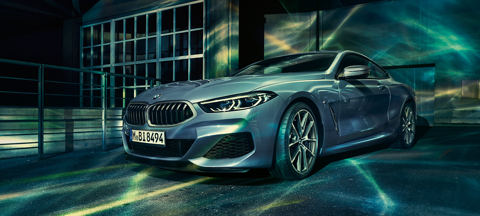 BMW סידרה 8, מבט חזית-צד תצלום סטילס במבט חזית-צד של BMW סידרה 8 קופה בסביבה עירונית.