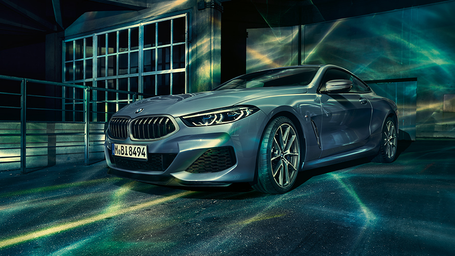 תצלום סטילס במבט חזית-צד ימין של BMW סידרה 8 קופה בסביבה עירונית.