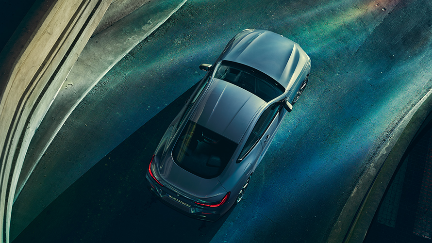 תצלום סטילס במבט ממעוף הציפור של BMW סידרה 8 קופה בסביבה עירונית.