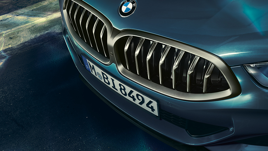 תקריב על החזית של BMW סידרה 8 קופה.