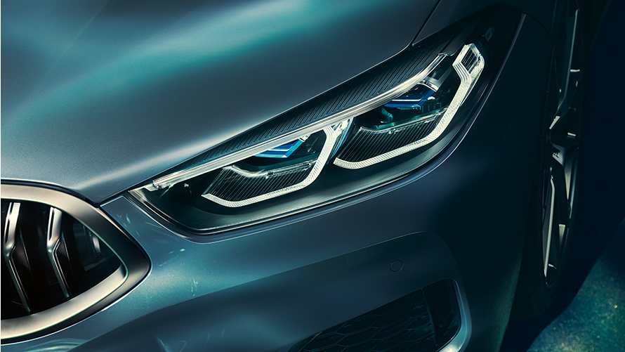 מבט מקרוב על פנסי הלייזר של BMW סידרה 8 קופה.