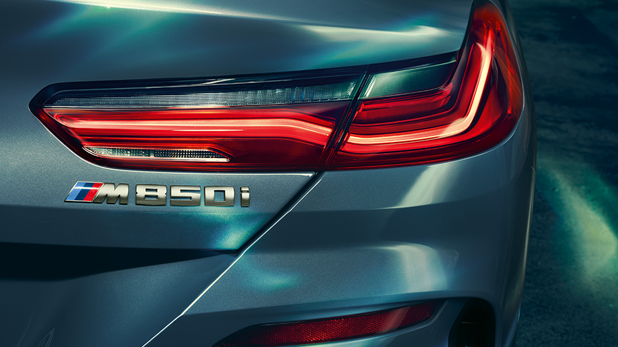 תקריב על הפנסים האחוריים ועל לוגו M 850i.