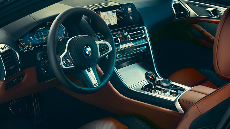 תא הנוסעים של BMW סידרה 8 קופה, התמקדות על גלגל ההגה.