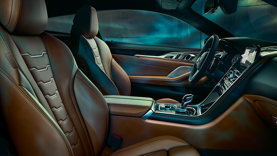 תא הנוסעים של BMW סידרה 8 קופה, התמקדות על גלגל ההגה.