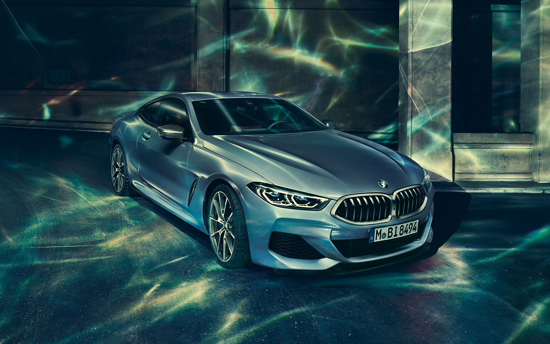BMW סידרה 8 קופה, תצלום במבט חזית-צד שמאל תצלום סטילס במבט חזית-צד שמאל של BMW סידרה 8 קופה בסביבה עירונית.