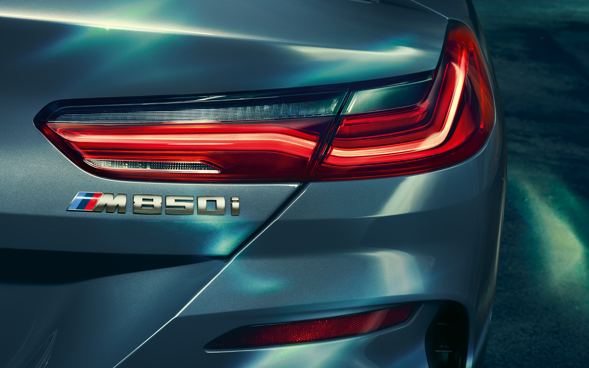 פנסים אחוריים ולוגו M 850i תקריב על הפנסים האחוריים ועל לוגו M 850i.