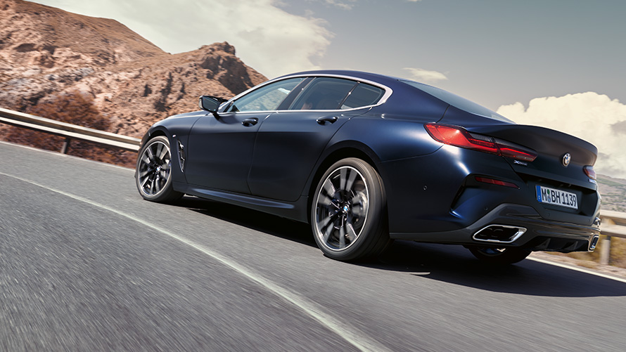BMW 840i xDrive גראן קופה LCI מתיחת פנים נהיגה בכביש הררי BMW 840i xDrive גראן קופה LCI מתיחת פנים Portimao Blue מטאלי מבט קדמי נהיגה בכביש הררי