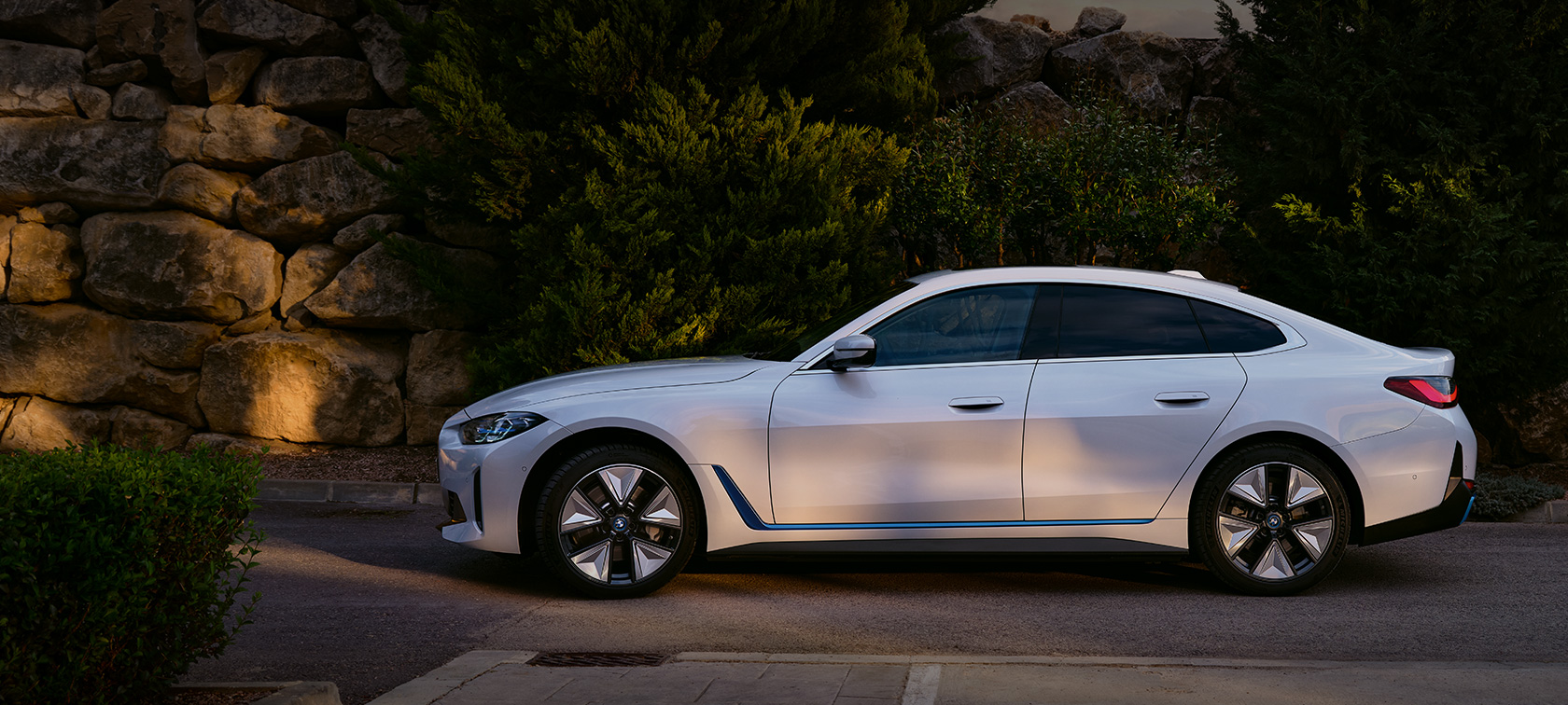 BMW i4 eDrive40 2021 Mineral White מבט קדמי לפני אגם עם הר ברקע