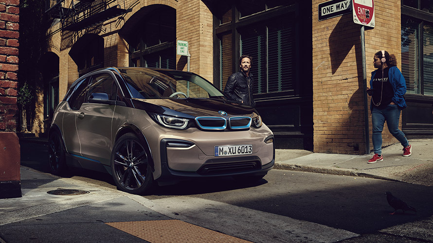 BMW i3 דור ראשון מבט קדמי בנתיב BMW סדרה i BMW i3 דור ראשון מבט קדמי בנתיב