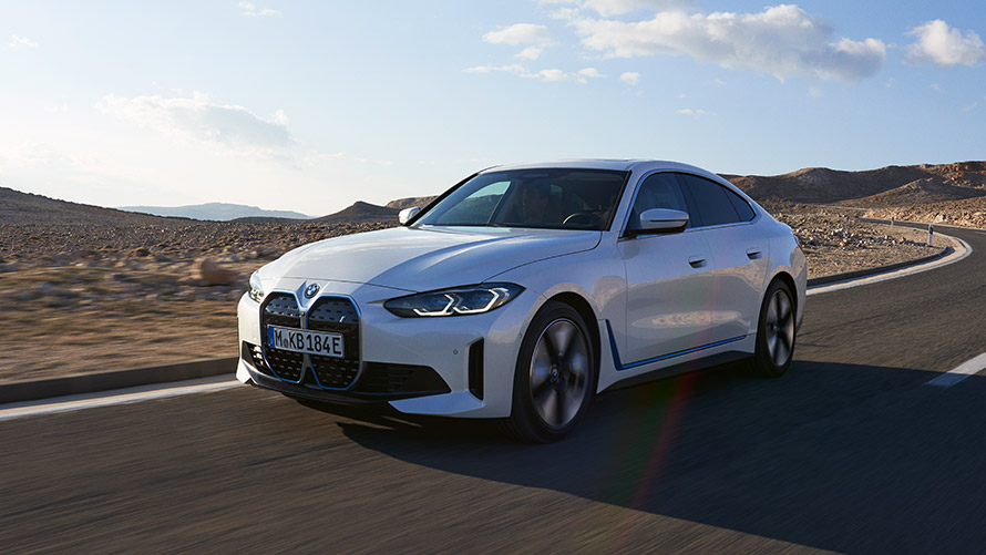 BMW i4 דור ראשון מבט קדמי בנסיעה BMW סדרה i BMW i4 דור ראשון מבט קדמי בנסיעה