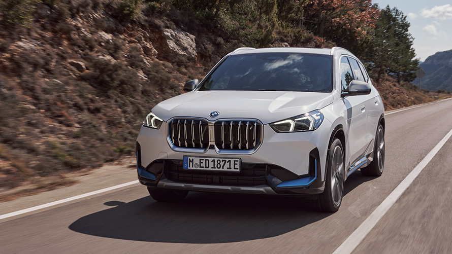 BMW iX1 דור ראשון מבט קדמי בנסיעה בכביש BMW סדרה X BMW iX1 דור ראשון מבט קדמי בכביש
