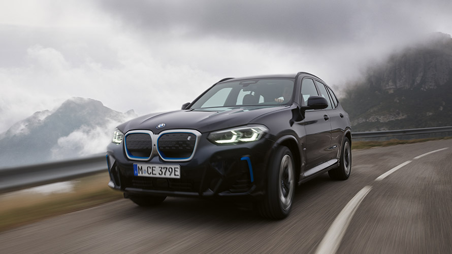BMW iX3 דור ראשון מבט קדמי בנסיעה BMW סדרה i BMW iX3 דור ראשון מבט קדמי בנסיעה